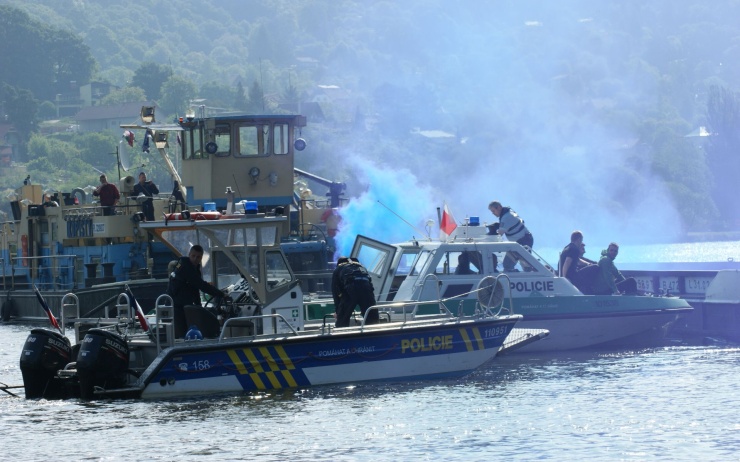 Požár nákladní lodi nelegálně převážející uprchlíky. Foto: HZS/Lukáš Marvan